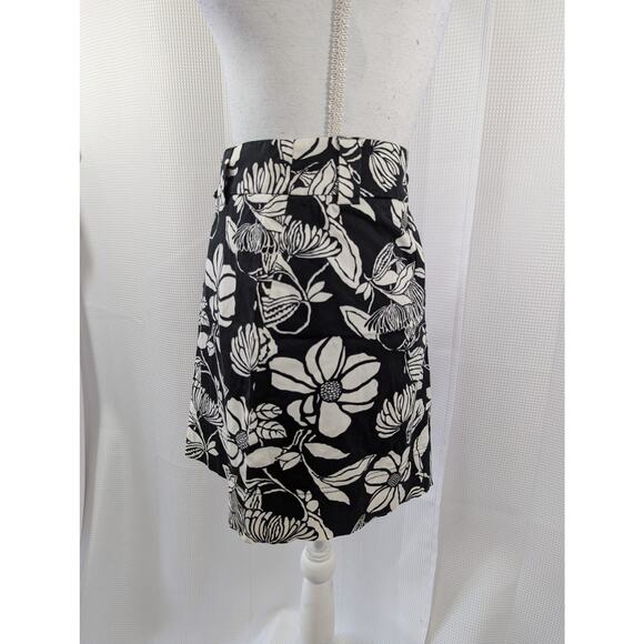 WHITE HOUSE BLACK MARKET! WIDE WAISTBAND, TROPICAL BLACK & WHITE SKIRT! SZ 2 - Picture 3 of 8